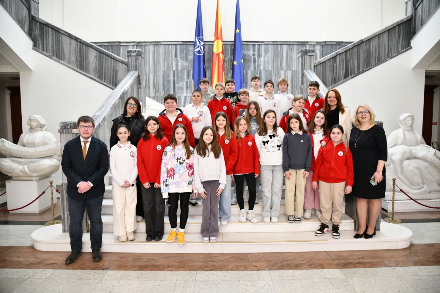 Учениците од V б одделение во посета на Собранието на Република Македонија